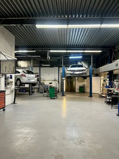 Fahrzeuge auf der Hebebühne