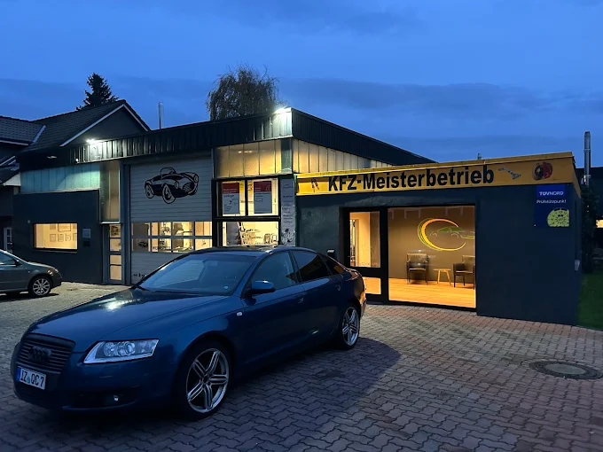 Autowerkstatt Sadegh in Kükels am Abend