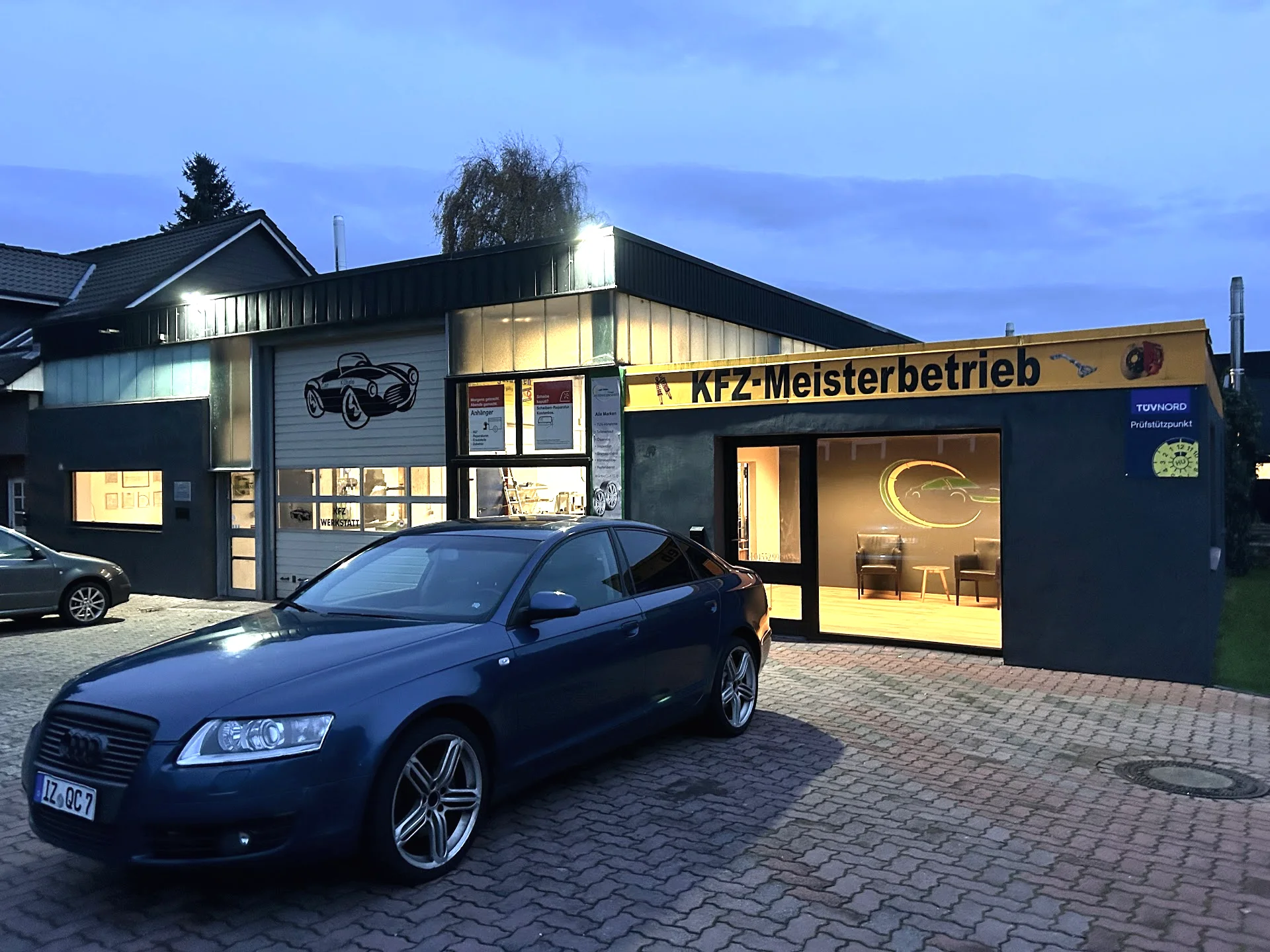 Autowerkstatt Sadegh in Kükels am Abend